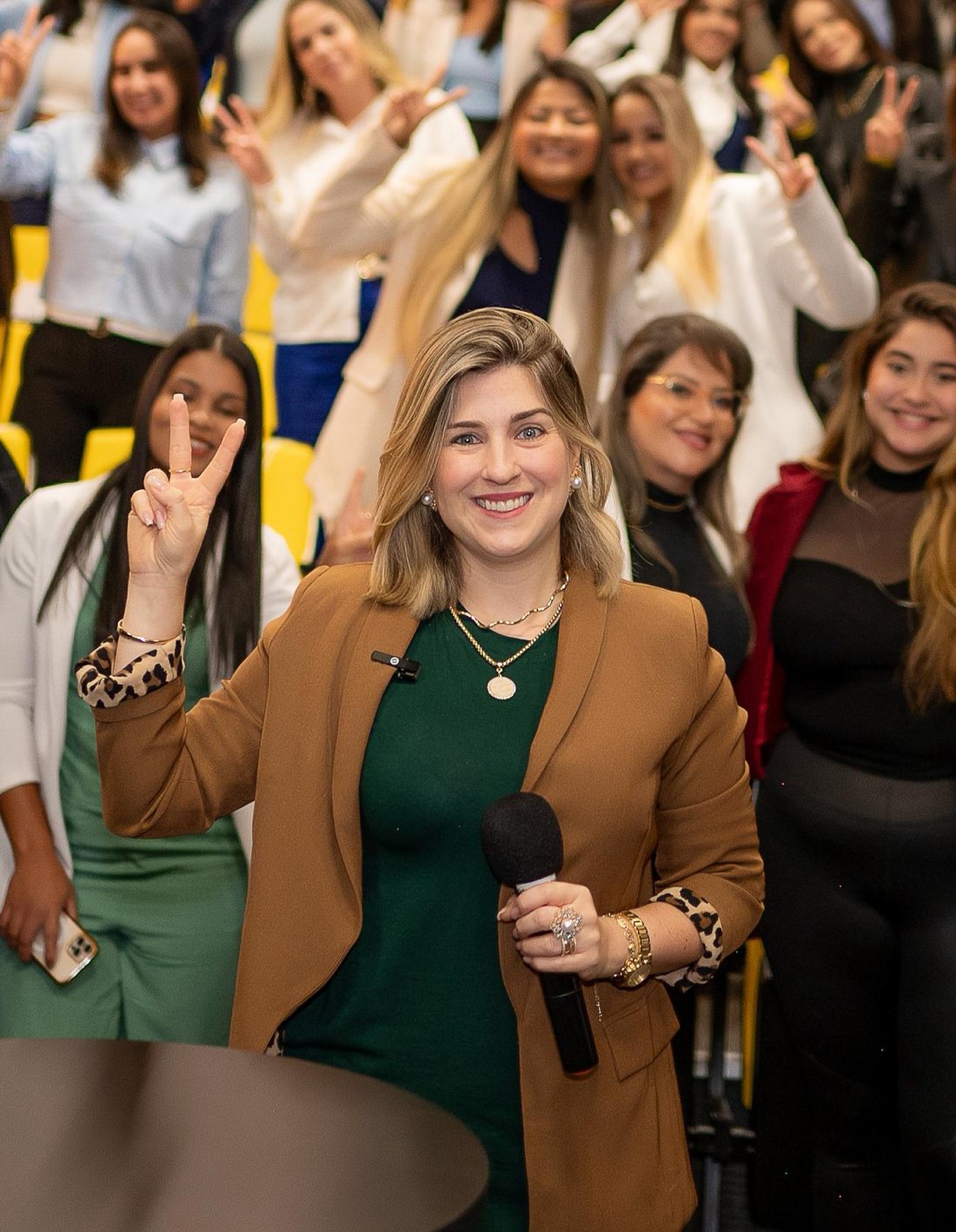 Juliane Ganem entre as participantes do evento
