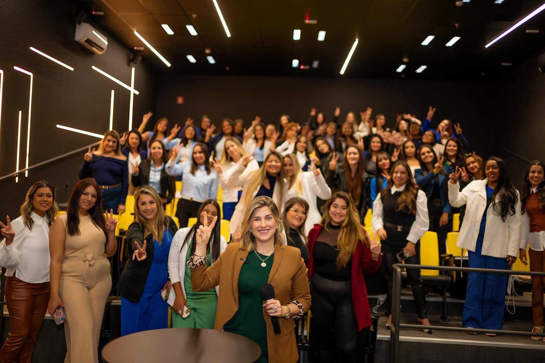 Juliane Ganem com microfone durante palestra